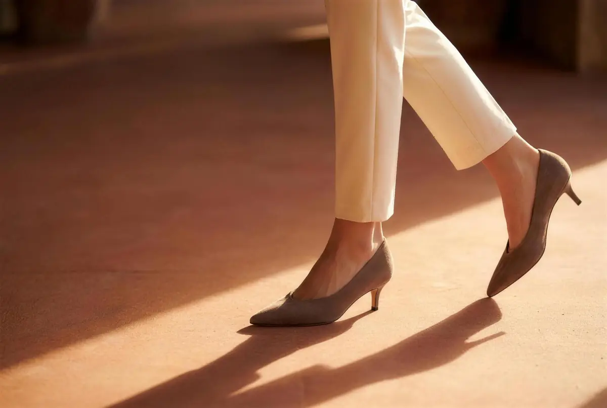 Lucia vizon süet alçak topuk stiletto ile sıcak ışıkta yürüyüş