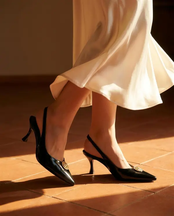 Rugan slingback topuklu ayakkabı ile dönüş anı